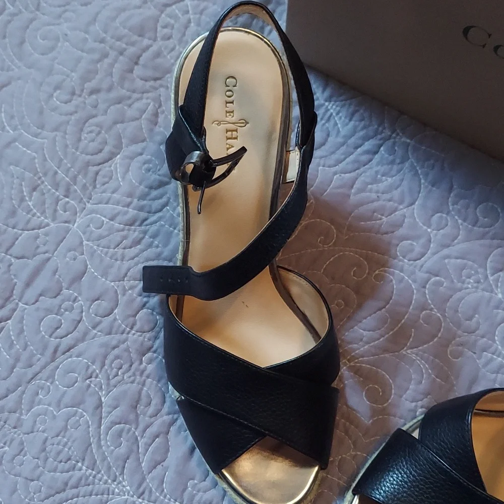 LIKE NEW! COLE HAAN Hart Wedge Sandal Black Pebbled Leather Jute Rope 8 1/2B